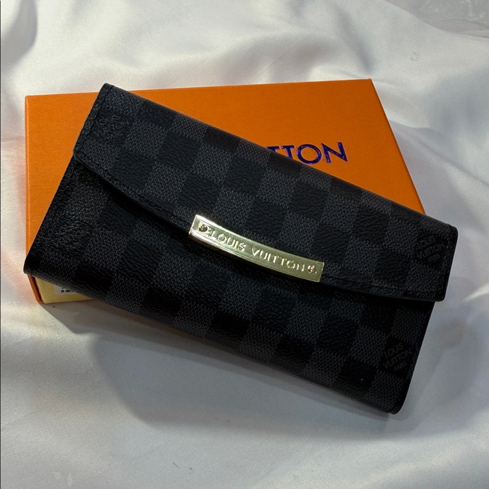 Black Checkered Wallet‎ - Picture 2 of 7
